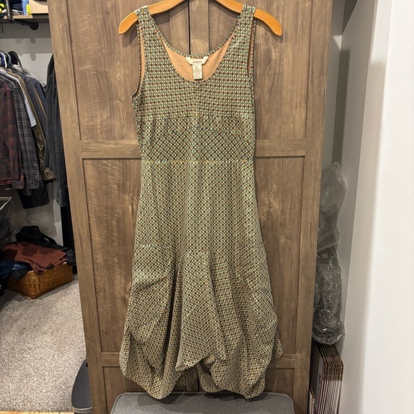 Sundance Dresses & Skirts - Sundance Dress size 4 Silk Sleeveless bubble Drape Hem geometric Empire Waist